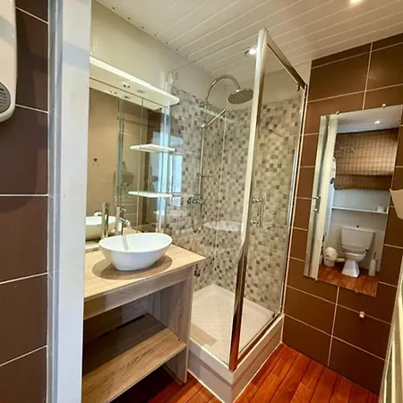 Appartement Au Bord De La Avec Parking à - Fr-1-652-55 *