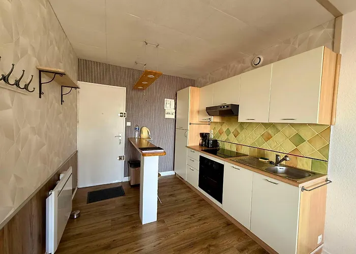 Au Bord De La Avec Parking à - Fr-1-652-55