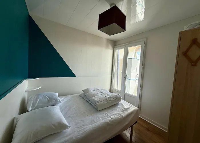 Au Bord De La Avec Parking à - Fr-1-652-55 *